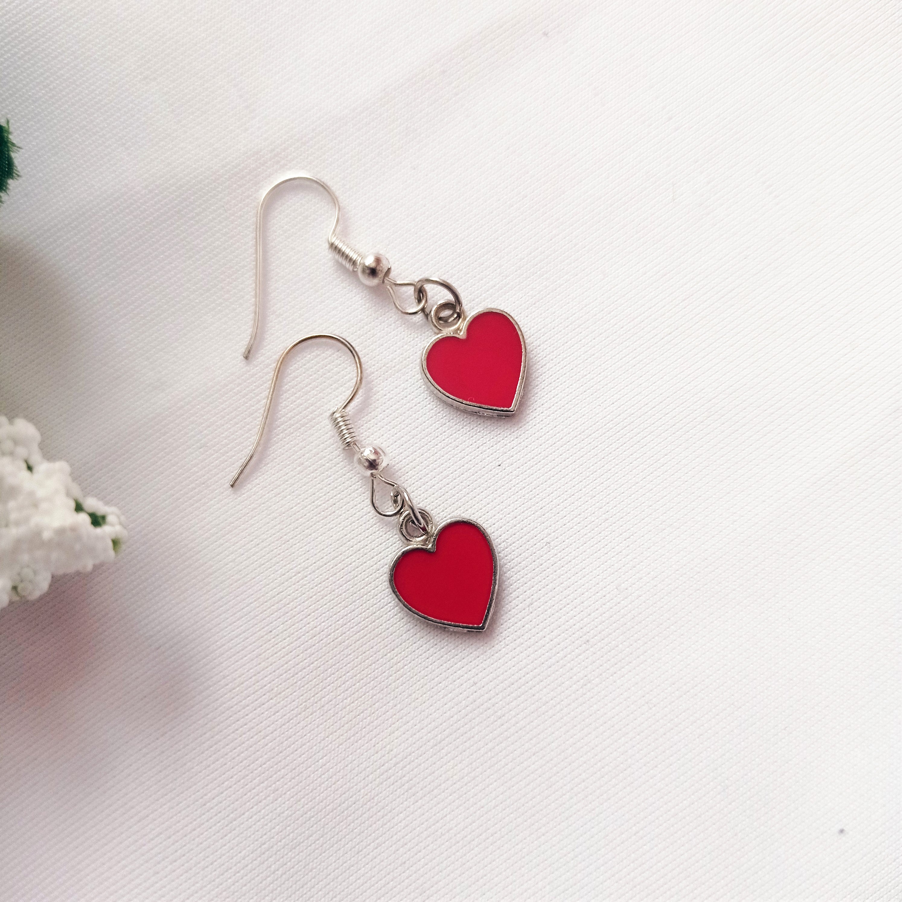 Aretes Corazones Rojos Clásicos, inspirados en la Reina de Corazones | lovedbynlanla