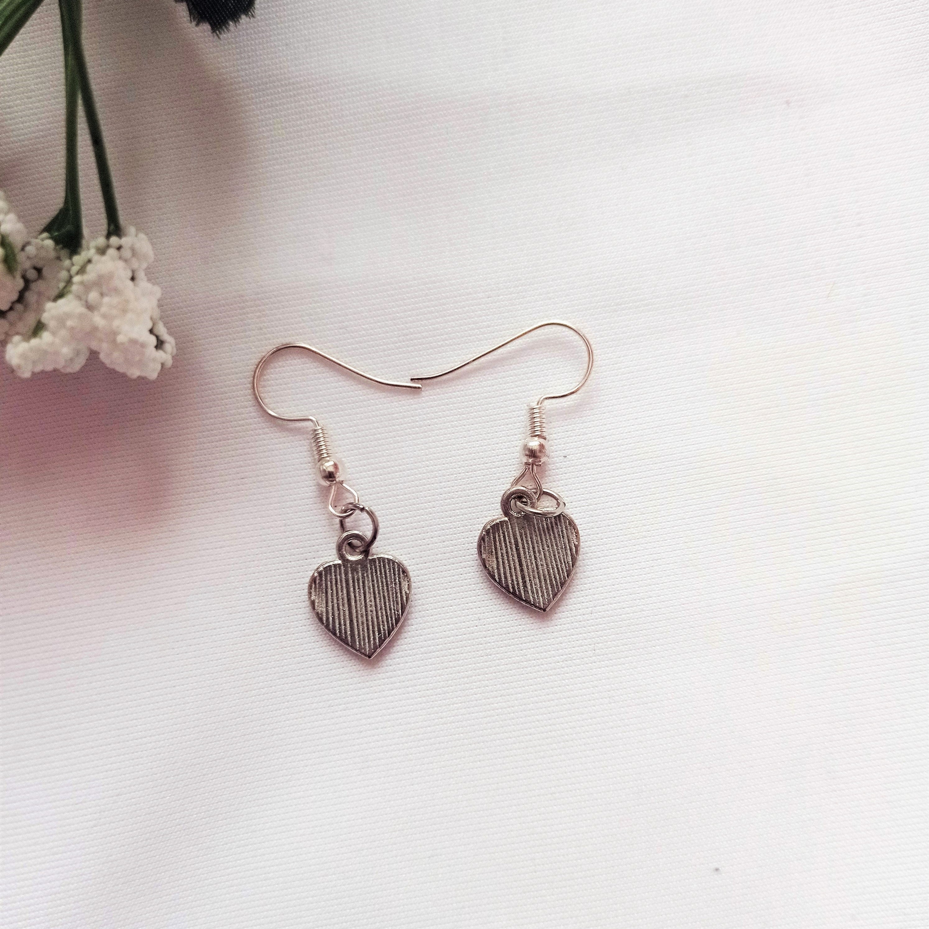 Aretes Corazones Rojos Clásicos, inspirados en la Reina de Corazones | lovedbynlanla